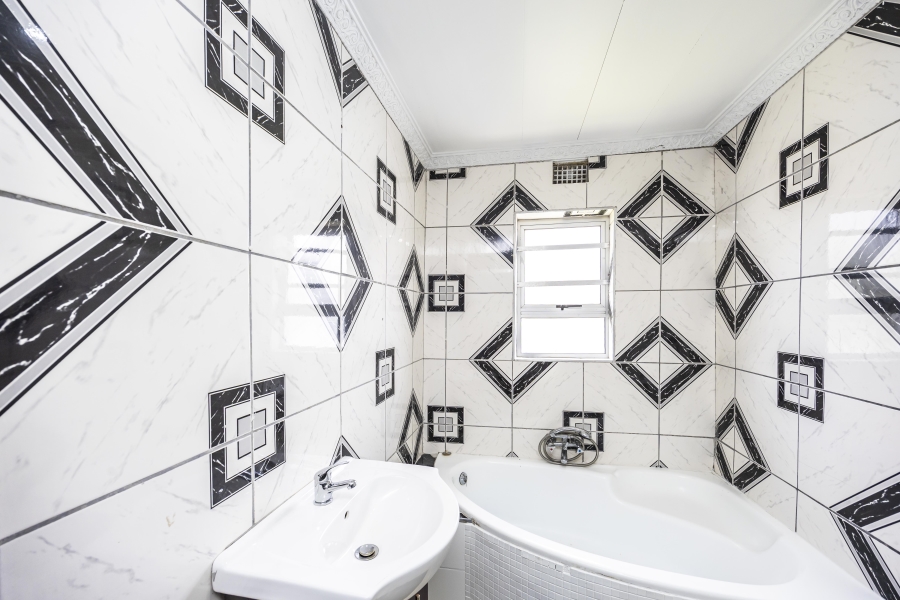 5 Bedroom Property for Sale in Sunnyridge Eastern Cape